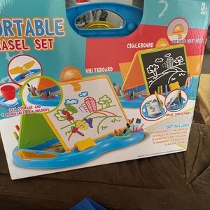 Kid’s portable art station new never open Marlton area